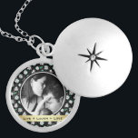 Collar Con Colgante Foto del patrón negro floral retro de bonito<br><div class="desc">Bonito retro floral enmarca una de tus fotos favoritas con la cita "amor de risa vivo" o tu propio mensaje personalizado en cinta de color oro.</div>