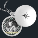 Collar Con Colgante Foto del patrón negro floral retro de bonito<br><div class="desc">Bonito retro floral enmarca una de tus fotos favoritas con la cita "amor de risa vivo" o tu propio mensaje personalizado en cinta de color oro.</div>