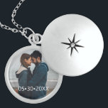 Collar Con Colgante Foto personalizada de la pareja con fecha<br><div class="desc">Esta canasta de aguijón permite personalizarla con una foto y con una fecha. Para cambiar el estilo del tipo de letra utilice la herramienta personalizar adicional,  avísenme si necesita ayuda. Un maravilloso regalo de aniversario.</div>