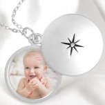 Collar Con Colgante Foto personalizada de Memory Keeper<br><div class="desc">Madre,  abuela,  tía u otro miembro de la familia o amigo apreciarán este armario especial con una foto de alguien especial dentro. Inserte su foto en la plantilla para reemplazar la foto de muestra que se muestra aquí para un regalo realmente especial.</div>