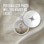 Collar Con Colgante Foto personalizada ¿Te Casarás Con Me Locket?<br><div class="desc">Este armario es una forma verdaderamente encantadora de proponer y valorar el momento para siempre. Está diseñado para tener una foto especial de ti y de tu amado, y se duplica como una sincera propuesta de matrimonio. Imaginen el aspecto de sorpresa y alegría en la cara de su pareja cuando...</div>