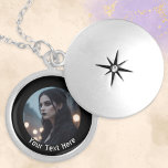 Collar Con Colgante Foto personalizada y Gótico de texto Emo Black<br><div class="desc">Un collar elegante para personalizar con tu propia foto y texto. La fotografía elegida aparecerá dentro de un borde negro redondo, con el texto debajo de un tipo de letra genial. Esta joyería contemporánea es una excelente combinación para un estilo gótico, emo o rock, y un regalo único e ideal....</div>