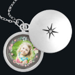 Collar Con Colgante Foto Personalizado de marco floral Delicada<br><div class="desc">Delicada y dulce florida decoración de flor.</div>