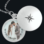 Collar Con Colgante Foto recién casada Boda Fecha regalo de novia<br><div class="desc">Fotografía recién casada Boda Date Bridal Gift. Un lindo conservador del novio a su nueva novia. Reemplace fácilmente la imagen de ejemplo con su propio favorito desde el día de su boda y personalice su nuevo nombre de matrimonio y fecha de boda.</div>