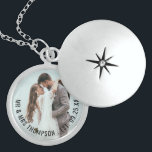 Collar Con Colgante Foto recién casada Boda Fecha regalo de novia<br><div class="desc">Fotografía recién casada Boda Date Bridal Gift. Un lindo conservador del novio a su nueva novia. Reemplace fácilmente la imagen de ejemplo con su propio favorito desde el día de su boda y personalice su nuevo nombre de matrimonio y fecha de boda.</div>