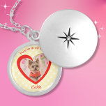Collar Con Colgante Furever amarillo en la foto del Mascota de impresi<br><div class="desc">Este recuerdo de Furever In My Heart muestra un corazón rojo con texturas delineado en un falso purpurina sobre un fondo de papel amarillo pastel. Perfecto para los amantes del gato o del perro. Agrega tu propia foto y actualiza el nombre. Todo el texto es personalizable.</div>
