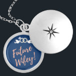 Collar Con Colgante Futuro esposa ama a los pájaros en azul profundo<br><div class="desc">Futuro diseño de Amas de Amor Wifey perfecto para parejas recién comprometidas</div>