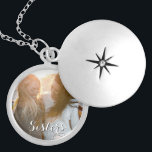 Collar Con Colgante Guión de las hermanas de regalo de foto de persona<br><div class="desc">Dale a tu hermana un recuerdo memorable con un cajón de fotos de un personalizado.</div>
