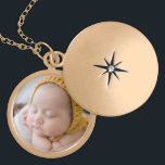 Collar Con Colgante Keepsake Baby Photo<br><div class="desc">Añade la foto de tu recién nacido a este collar dulce y dorado para un regalo único y hermoso para tu familia o para ti mismo. ¡A los abuelos les encantará esta atención especial de su nuevo nieto!</div>