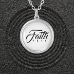 Collar Con Colgante La fe sobre el miedo blanco<br><div class="desc">Diseño de texto de juegos de palabras visuales con la primera línea en un tipo de letra fuerte y hermoso impreso en negrita sobre la segunda línea de letras pequeñas de espacio amplio. Mantén el dicho inspirador 'Fe sobre miedo' para un regalo de ánimo, o usa la plantilla de texto...</div>
