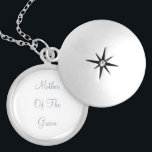 Collar Con Colgante La Madre Del Groom Dusty Boda Azul Favor Del Regal<br><div class="desc">Diseñado con el texto personalizado "Madre del novio" en azul polvoriento popular,  es perfecto,  simple y elegante regalo o favor de fiesta para la madre del novio. ¡Puede cambiar el texto o el color de un evento diferente o de un nuevo elemento como desee!</div>