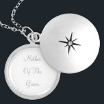 Collar Con Colgante La Madre Del Groom Dusty Boda Azul Favor Del Regal<br><div class="desc">Diseñado con el texto personalizado "Madre del novio" en azul polvoriento popular,  es perfecto,  simple y elegante regalo o favor de fiesta para la madre del novio. ¡Puede cambiar el texto o el color de un evento diferente o de un nuevo elemento como desee!</div>