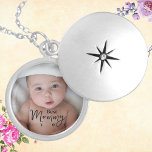 Collar Con Colgante La mejor mamá de la historia<br><div class="desc">Moderno, elegante y elegante Best Mommy Ever Locket Necklace con plantilla de fotos personalizado. Este diseño presenta una foto personalizado con la frase "mejor momia de la historia" con una combinación de caligrafía y escritura tipográfica. Perfecto para las madres en cumpleaños, celebración de Días de la Madre, reuniones familiares y...</div>