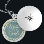 Collar Con Colgante Madre de la novia con hojas azules y de crema<br><div class="desc">Este hermoso armario es un accesorio especial diseñado para la Madre de la Novia. El armario presenta una decoración clásica en tonos azul y crema con un toque de elegancia y belleza natural en el interior, con un toque de color crema. El mensaje oculto dentro es un toque especial que...</div>