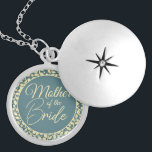 Collar Con Colgante Madre de la novia con hojas azules y de crema<br><div class="desc">Este hermoso armario es un accesorio especial diseñado para la Madre de la Novia. El armario presenta una decoración clásica en tonos azul y crema con un toque de elegancia y belleza natural en el interior, con un toque de color crema. El mensaje oculto dentro es un toque especial que...</div>