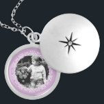 Collar Con Colgante Marco fotográfico de la fachada de lavanda<br><div class="desc">Diseño elegante y sencillo de marco fotográfico.</div>