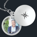 Collar Con Colgante Me duermo contigo en mi corazón.<br><div class="desc">Elegante locket de fotos para mantener a un ser querido perdido cerca. La plantilla está configurada para que agregue su propia foto y también puede editar todo el texto si lo desea. El texto se encuentra sobre un puente de frontera semitransparente, encima de su foto. El texto de la muestra...</div>