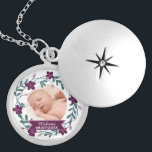 Collar Con Colgante Moderna floral morada foto foto del bebé Keepsake<br><div class="desc">La floral floral moderna y decorativa enmarca tu propia foto subida para crear un bonito de bebé keepsake personalizado con el nombre del bebé.</div>
