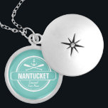 Collar Con Colgante Nantucket, nombre personalizado de MAMÁES, ancla n<br><div class="desc">Este Nantucket, Massachusetts, presentador náutico y diseño de pádel, está personalizado con su ciudad, área o playa favorita de Nantucket (como Brant Point, Madaket, Siasconset, Surfside, Monomoy, Naushop, Miacomet, etc.) y su nombre (o borrar). Este diseño retro de estilo vintage presenta un círculo blanco, ancla, rejas entrecruzadas y un cartel...</div>