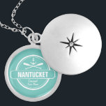 Collar Con Colgante Nantucket, nombre personalizado de MAMÁES, ancla n<br><div class="desc">Este Nantucket, Massachusetts, presentador náutico y diseño de pádel, está personalizado con su ciudad, área o playa favorita de Nantucket (como Brant Point, Madaket, Siasconset, Surfside, Monomoy, Naushop, Miacomet, etc.) y su nombre (o borrar). Este diseño retro de estilo vintage presenta un círculo blanco, ancla, rejas entrecruzadas y un cartel...</div>