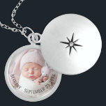 Collar Con Colgante Nombre simple de foto del bebé Fecha de nacimiento<br><div class="desc">Nombre simple de foto del bebé Fecha de nacimiento Keepsake. Reemplace fácilmente la imagen de ejemplo con la suya propia y personalice el nombre y la fecha de nacimiento de su bebé.</div>