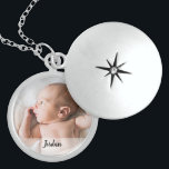 Collar Con Colgante Nombre y foto personalizados del bebé<br><div class="desc">Perfecto para la nueva madre,  personalizar este casillero con la foto y el nombre de su recién nacido. Simple y memorable para el día de la madre,  su cumpleaños,  navidades o cualquier día.</div>