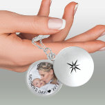 Collar Con Colgante Nuestra primera foto del año Personalizado de Día<br><div class="desc">Un elegante fotomontaje para el primer día de la madre de la nueva madre es un lindo keepsake y un tesoro atemporal para el uso diario. La plantilla está configurada para que agregue su propia foto y también puede editar todo el texto si lo desea. El texto se encuentra sobre...</div>