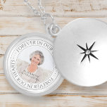 Collar Con Colgante Para Siempre En Nuestro Corazón, Memorial Elegante<br><div class="desc">El collar Elegante de Fotografías de Nuestro Corazón en Forever in Our Hearts Memorial es una hermosa y significativa pieza de joyería diseñada para ayudar a mantener la memoria de un ser querido cerca de tu corazón. Diseñado con cuidado y atención a los detalles, este collar de cestas proporciona una...</div>