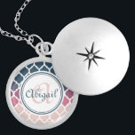 Collar Con Colgante Patrón Monogramado de Entramado Marroquí Azul Rosa<br><div class="desc">Cuidada,  moderna,  de moda,  con un moderno entramado marroquí en tonos rosa,  violeta y azul,  con un borde blanco. Un patrón gráfico genial y geométrico para las mujeres que aman los regalos con estampado elegante. Este diseño incluye una placa de personalizable para personalizar su nombre y su monograma.</div>