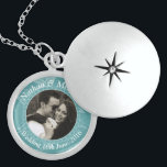 Collar Con Colgante Personalizado floral verde azulado Boda de foto Ke<br><div class="desc">Un locket de fotos personalizado con fondo verde azulado floral y detalles de eslabón en cadena alrededor de tu imagen. Personalice con su propia foto y texto para hacer un regalo especial o mantener un recuerdo de una ocasión especial como un Boda,  compromiso o aniversario.</div>