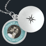 Collar Con Colgante Personalizado floral verde azulado Boda de foto Ke<br><div class="desc">Un locket de fotos personalizado con fondo verde azulado floral y detalles de eslabón en cadena alrededor de tu imagen. Personalice con su propia foto y texto para hacer un regalo especial o mantener un recuerdo de una ocasión especial como un Boda,  compromiso o aniversario.</div>