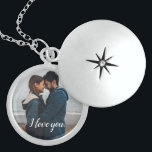 Collar Con Colgante Personalizado me encanta la foto de tu pareja<br><div class="desc">Di que te amo con este locket de keepsake y lo personalizo con una foto y un mensaje especial. Para cambiar aún más el personalizar de estilo de letra,  avísenme si necesita ayuda.</div>