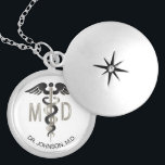 Collar Con Colgante Personalizado - Médico Simbol Médico Caduceus<br><div class="desc">Símbolo médico personalizado del doctorado Caduceus Necklace listo para su personalización. Nota ✔: No es necesario cambiar todas las áreas de plantilla. 📌 Si necesita más personalización, haga clic en el botón "Haga clic para más Personalizares" o "Personalizar o Editar diseño" y utilice nuestra herramienta de diseño para cambiar el...</div>