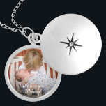 Collar Con Colgante Personalizado Te queremos, mamá. Foto personalizad<br><div class="desc">Perfecto para mamá,  personalizar este armario con la foto de sus hijos y un mensaje especial. Personalizó este local,  un hermoso regalo y mantenimiento.</div>
