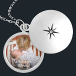 Collar Con Colgante Personalizado Te queremos, mamá. Foto personalizad<br><div class="desc">Perfecto para mamá,  personalizar este armario con la foto de sus hijos y un mensaje especial. Personalizó este local,  un hermoso regalo y mantenimiento.</div>