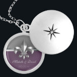 Collar Con Colgante Recuerdo de plata personalizado de la flor de lis<br><div class="desc">Este locket personalizado del recuerdo de la flor de lis de la astilla ofrece un símbolo metalizado cepillado imitación hermosa de la flor de lis en un gris y el fondo púrpura de la berenjena con el sitio de personalizar con sus nombres y su fecha especial.</div>