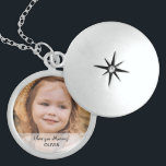 Collar Con Colgante Recuerdos apreciados: Bebé Personalizado para foto<br><div class="desc">Presentamos el "Recuerdos preciados" Personalizado Baby Photo Locket, una exquisita joyería que ofrece una manera única y reconfortante de mantener a tu pequeño cerca de tu corazón. Este elegante armario es el regalo perfecto para las nuevas mamás, celebrando sus primeros pasos en la maternidad con un toque atemporal. La personalización...</div>