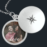 Collar Con Colgante "Recuerdos en cascada" de imagen personalizada<br><div class="desc">Regale un regalo que será valorado para siempre con el "Recuerdos Encased" de la foto personalizada. Esta exquisita canasta es una pieza de joyería atemporal que permite personalizarla con tu foto favorita, creando un keepsake lleno de amor y recuerdos. La palabra "amor" está elegantemente escrita en un estilo moderno y...</div>