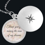 Collar Con Colgante Regalo para la madre en la ley Gracias por criar a<br><div class="desc">Gracias por criar al hombre de mis sueños diciendo que en un collar de cestas de plata es el sentimiento perfecto para darle a tu futura madre en la ley o en la suegra. ¡Ella lo atesorará!</div>