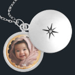 Collar Con Colgante Retrato fotográfico de Personalizado de la hija<br><div class="desc">Apreciar cada momento con nuestro personalizable Hija Foto Retrato de collar de cestas de Zazzle! Mantén a tu ser querido cerca de este elegante armario, personalizable con una preciosa foto de tu hija. Está hecha con cuidado, es un placer eterno que adorará. Pide el tuyo hoy y lleva recuerdos preciados...</div>