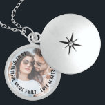 Collar Con Colgante Romántico camino a la novia foto Keepsake<br><div class="desc">Romántico Groom to Bride Photo Keepsake. Un regalo del novio a su novia en el día de su boda. Reemplace fácilmente la imagen de ejemplo con su propio favorito de los dos y personalice con un mensaje especial para que su esposa lo sea.</div>