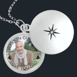 Collar Con Colgante Siempre en nuestros corazones foto personalizada<br><div class="desc">Elegante locket de fotos para mantener a un ser querido perdido cerca. La plantilla está configurada para que agregue su propia foto y también puede editar todo el texto si lo desea. El texto se encuentra sobre un puente de frontera semitransparente, encima de su foto. El texto de la muestra...</div>