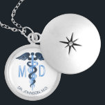 Collar Con Colgante Símbolo médico Caduceus - Personalizado<br><div class="desc">Símbolo médico personalizado collar Caduceus listo para su personalización. Nota ✔: No es necesario cambiar todas las áreas de plantilla. 📌 Si necesita más personalización, haga clic en el botón "Haga clic para más Personalizares" o "Personalizar o Editar diseño" y utilice nuestra herramienta de diseño para cambiar el tamaño, rotar,...</div>