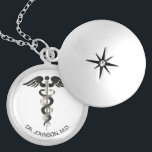 Collar Con Colgante Símbolo médico personalizado Caduceus Locket Neckl<br><div class="desc">Símbolo médico personalizado collar Caduceus listo para su personalización. Nota ✔: No es necesario cambiar todas las áreas de plantilla. 📌 Si necesita más personalización, haga clic en el botón "Haga clic para más Personalizares" o "Personalizar o Editar diseño" y utilice nuestra herramienta de diseño para cambiar el tamaño, rotar,...</div>