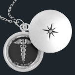 Collar Con Colgante Símbolo médico plateado Caduceus - Personalizado<br><div class="desc">Enfermera personalizada / Símbolo médico Médica Caduceus Silver Necklace listo para su personalización. Nota ✔: No es necesario cambiar todas las áreas de plantilla. 📌 Si necesita más personalización, haga clic en el botón "Haga clic para más Personalizares" o "Personalizar o Editar diseño" y utilice nuestra herramienta de diseño para...</div>