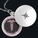 Collar Con Colgante Símbolo médico rosa Caduceus - Locket personalizad<br><div class="desc">Enfermera personalizada / Médica Símbolo médico Caduceus collar rosa listo para su personalización. Nota ✔: No es necesario cambiar todas las áreas de plantilla. 📌 Si necesita más personalización, haga clic en el botón "Haga clic para más Personalizares" o "Personalizar o Editar diseño" y utilice nuestra herramienta de diseño para...</div>