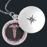 Collar Con Colgante Símbolo médico rosa Caduceus - Locket personalizad<br><div class="desc">Enfermera personalizada / Médica Símbolo médico Caduceus collar rosa listo para su personalización. Nota ✔: No es necesario cambiar todas las áreas de plantilla. 📌 Si necesita más personalización, haga clic en el botón "Haga clic para más Personalizares" o "Personalizar o Editar diseño" y utilice nuestra herramienta de diseño para...</div>