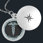 Collar Con Colgante Símbolo médico verde azulado Caduceus - Personaliz<br><div class="desc">Enfermera personalizada / Médica Símbolo médico Caduceus collar Verde azulado listo para su personalización. Nota ✔: No es necesario cambiar todas las áreas de plantilla. 📌 Si necesita más personalización, haga clic en el botón "Haga clic para más Personalizares" o "Personalizar o Editar diseño" y utilice nuestra herramienta de diseño...</div>