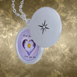Collar Con Colgante Sterling Silver Plated Daisy te quiere entonces y<br><div class="desc">Celebra un amor eterno con este hermoso collar de conchas plateadas y esterlinas. Envuelto en un rico fondo violeta, una delicada margarita blanca se esconde dentro de un corazón, simbolizando pureza y un afecto duradero. El mensaje más sincero, "Te amé entonces, te amo ahora", hace de este locket un verdadero...</div>