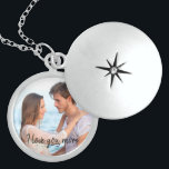 Collar Con Colgante Te amo más - Locket romántico de la foto de los<br><div class="desc">Locket hermoso de la plata esterlina para su amado, que usted puede personalizar con su foto preferida. La fraseología romántica lee "te amo más" y aparece sobre su foto como texto negro cubierto en tipografía moderna de la escritura. Hojee por favor nuestra tienda para los productos similares y los diseños...</div>